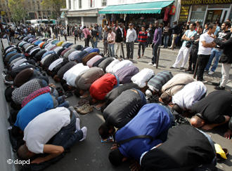 أماكن الصلاة.. مشكلة تواجه المصلين من المسلمين المتزايد أعدادهم في فرنسا
